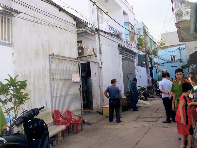 Công an quận Tân Phú khám nghiệm hiện trường nơi xảy ra vụ việc con giết cha. 