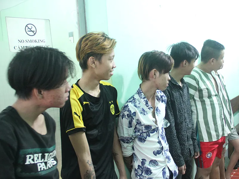 Công an quận Bình Thạnh hiện đang tạm giữ hình sự 6 đối tượng trong băng nhóm cướp giật 