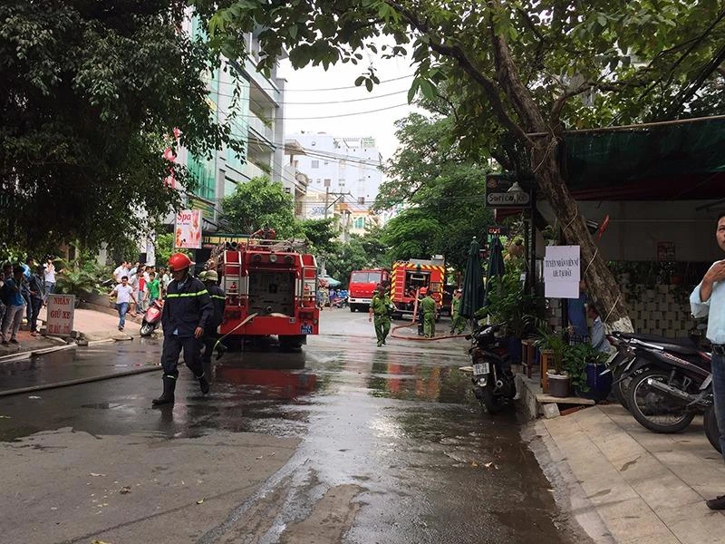 người dân chạy khỏi hiện trường