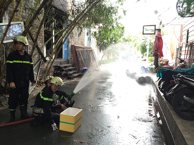 Lực lượng CSPCCC nhanh chóng khống chế ngọn lửa, đảm bảo công tác an toàn tại hiện trường