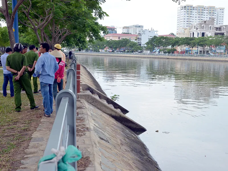 Thương tâm: Ông nhảy xuống kênh Tàu Hủ cứu cháu nhưng không thành ảnh 1 Người ông nhảy xuống kênh Tàu Hủ cứu cháu thì không may bị đuối nước