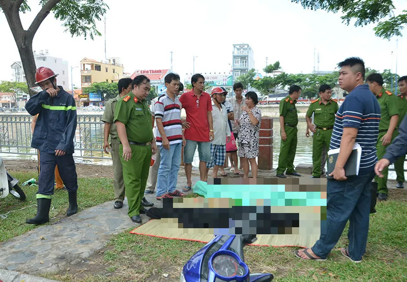 Thương tâm: Ông nhảy xuống kênh Tàu Hủ cứu cháu nhưng không thành ảnh 2 Lực lượng người nhái đã đưa thi thể hai ông cháu lên bờ sau ít phút tìm kiếm