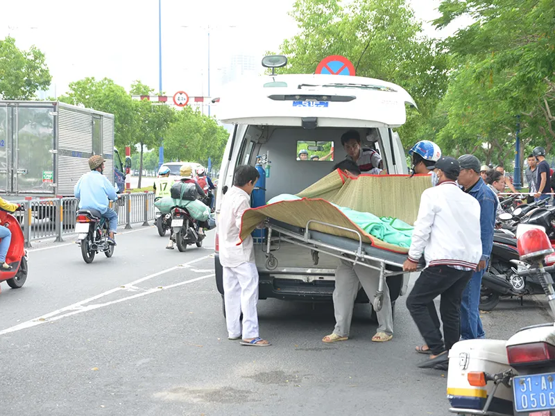 Thương tâm: Ông nhảy xuống kênh Tàu Hủ cứu cháu nhưng không thành ảnh 3 Chứng kiến vụ việc không ít người chạnh lòng