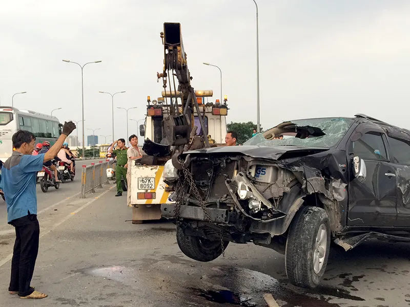 Chiếc xe bị hư hỏng nặng, nhiều bộ phận bị vỡ nát, văng tung tóe