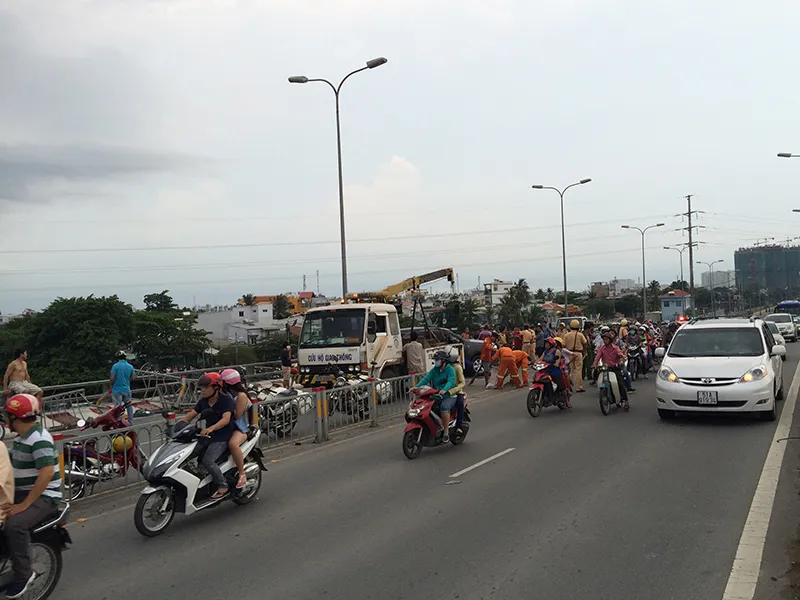 Chiếc xe Fortuner tông dải phân cách rồi lật nghiên trên cầu Lò Gốm 