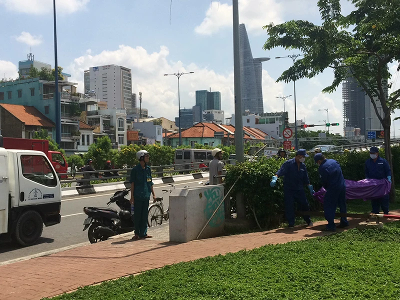 Thi thể nam thanh niên được phát hiện trên kênh Tàu Hủ (quận 1, TP.HCM)