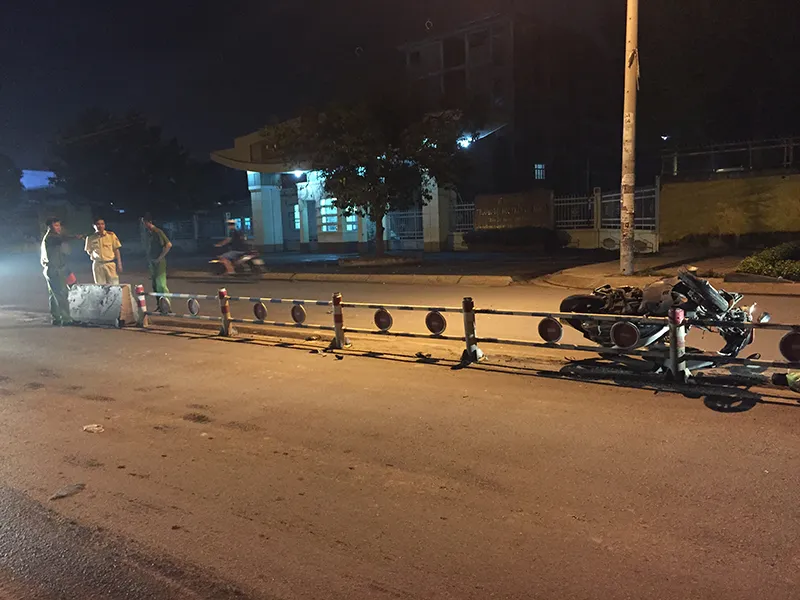 Trước đó, tối ngày 19-7, một nữ sinh cũng bị thương nặng khi tông dải phân cách văng xa 10 mét