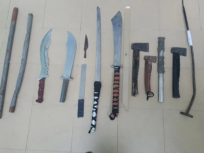 Nhóm thanh niên truy sát ở bệnh viện bị bắt ảnh 2 Nhiều hung khí như dao, mã tấu, búa... bị cơ quan chức năng thu giữ.