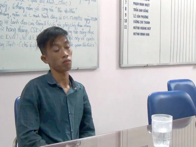 Nam thanh niên đột nhập vào tiệm bảo hành điện thoại trộm 120 chiếc điện thoại. 