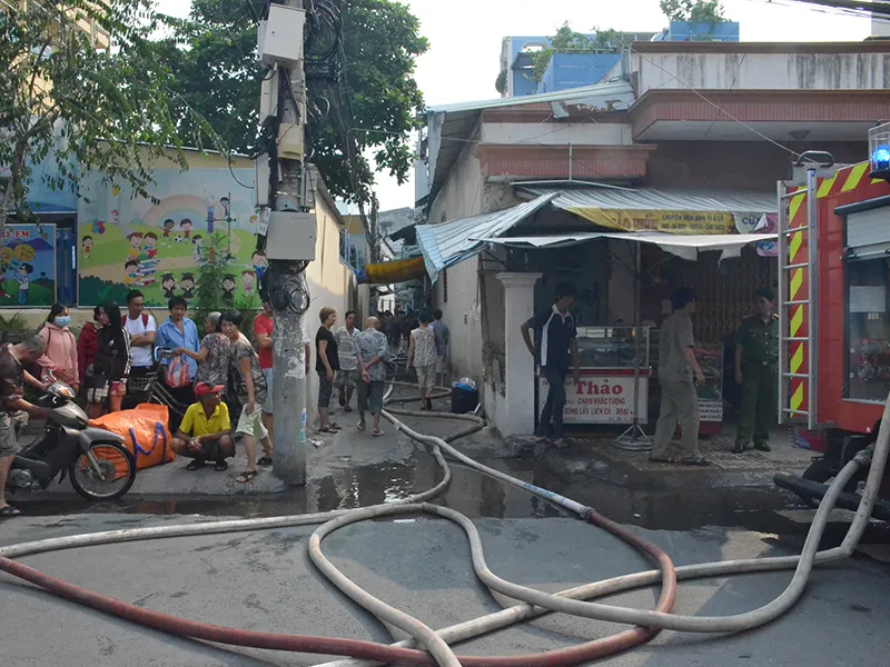 Đám cháy xuất phát từ một căn nhà trong hẻm nhỏ trên đường An Bình (quận 5, TP.HCM) khiến người dân hốt hoảng