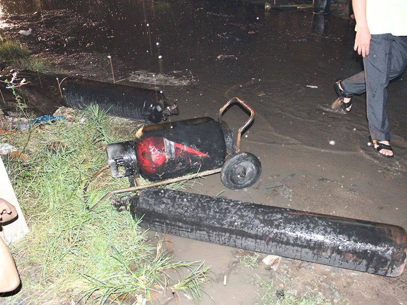 Nhiều bình ga cháy xém được các chiến sĩ đưa ra ngoài