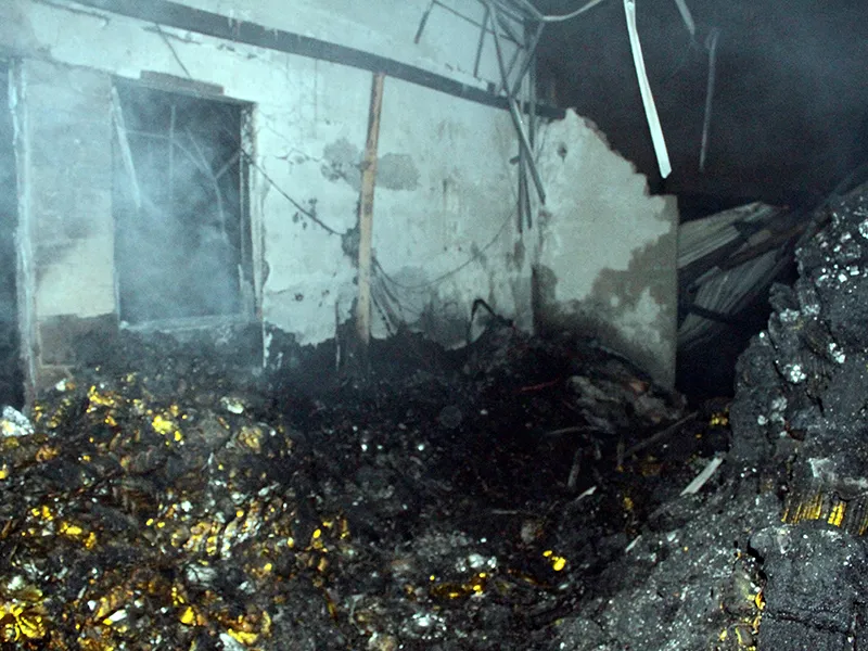 Hỏa hoạn thiêu rụi nhiều diện tích nhà xưởng và cháy xém một cơ sở sản xuất cạnh đó 