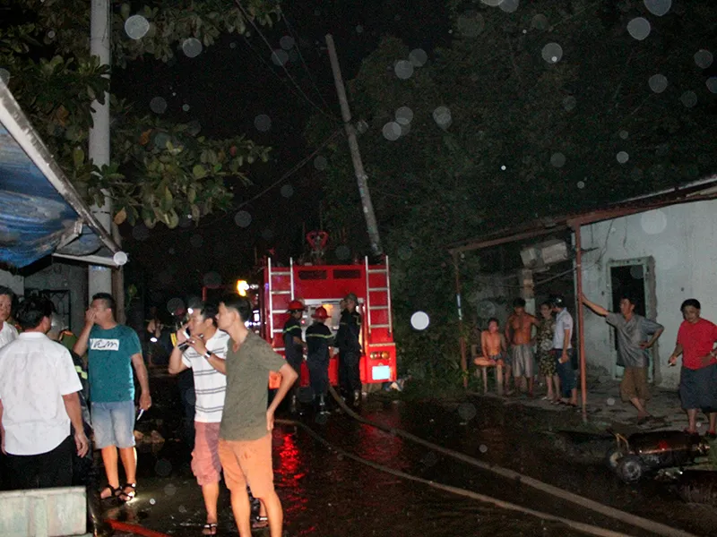 Lực lượng CSPCCC quận Bình Tân, Tân Phú điều động nhiều xe cứu hỏa cùng hàng chục cán bộ chiến sĩ đến hiện trường