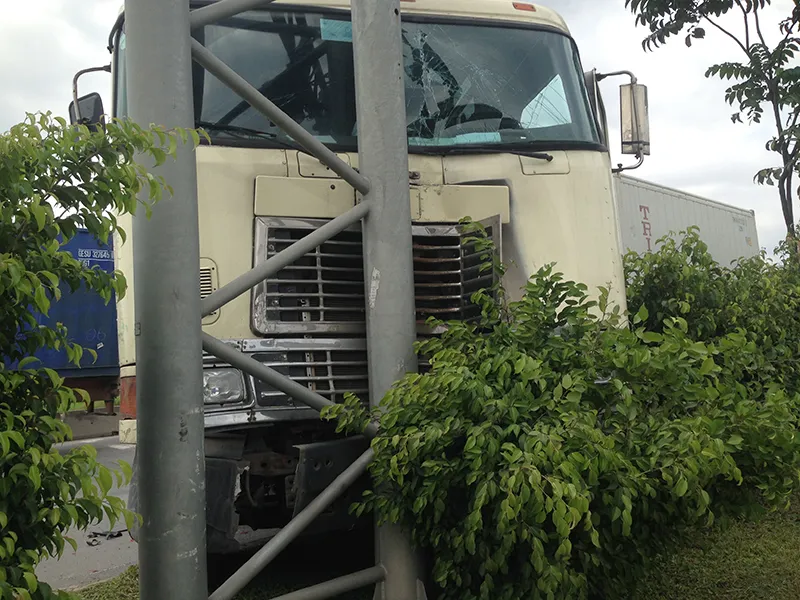 Phần đầu xe bị móp méo nghiêm trọng sau cú tông