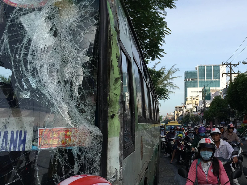 Chiếc xe buýt bị xe bồn tông phải khi vừa đón khách trước Công viên Lê Thị Riêng (quận 10, TP.HCM)