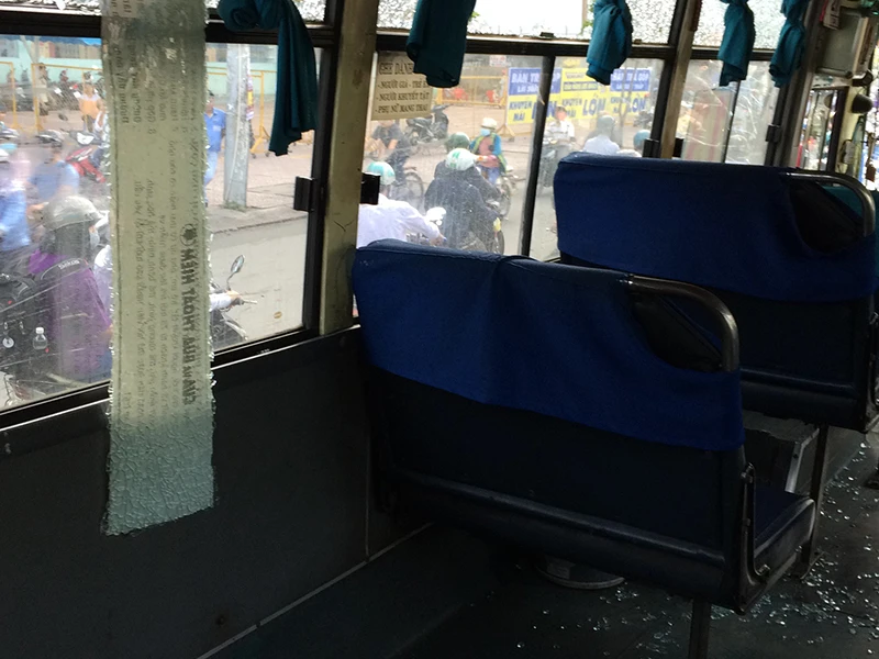 Kính xe buýt bị vỡ, văng tung tóe khắp nơi khiến hành khách trên xe hoảng loạn.