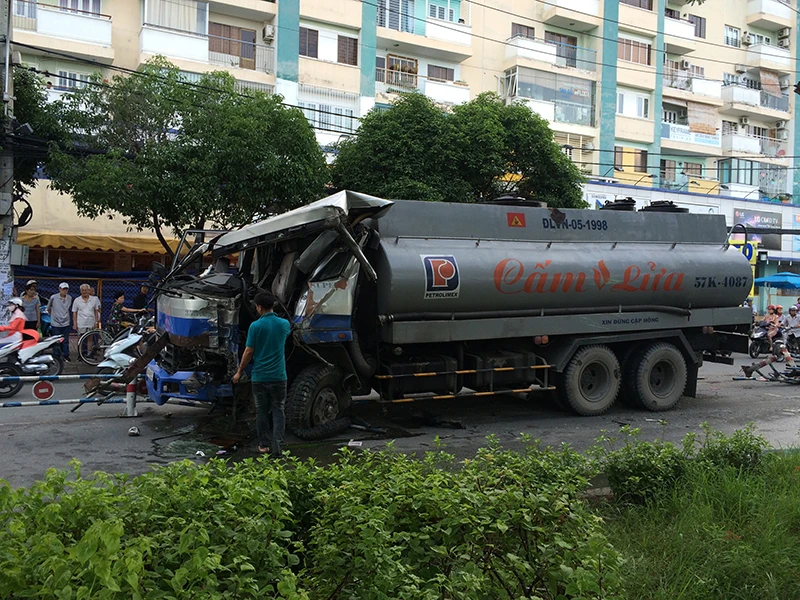 Xe bồn bị biến dạng phần đầu, hư hỏng nặng sau cú tông.