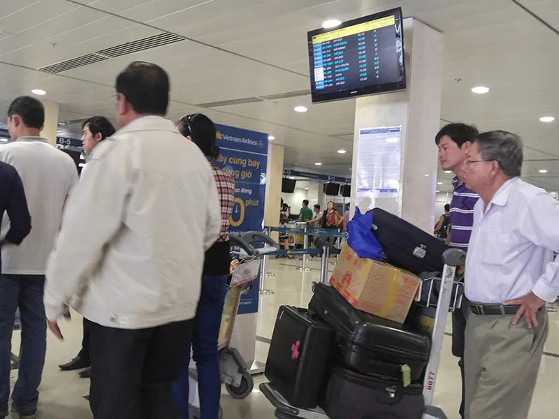 Hàng khách trật tự xếp hàng để hoàn thành các thủ tục trước khi lên máy bay 