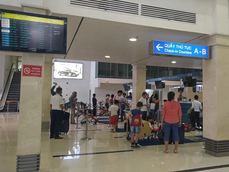 Một số bảng tín hiệu đã được bật lên hiển thị nội dung các chuyến bay 