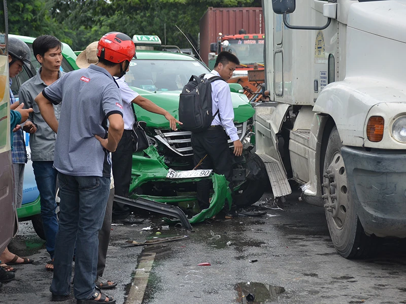 Vụ va chạm liên hoàn xảy ra trên đại lộ Nguyễn Văn Linh sáng nay (2-8)