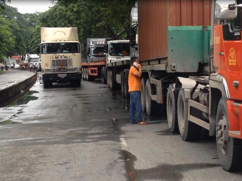 Các phương tiện sau va chạm nằm chằn trên đường khiến giao thông bị ùn ứ nghiêm trọng