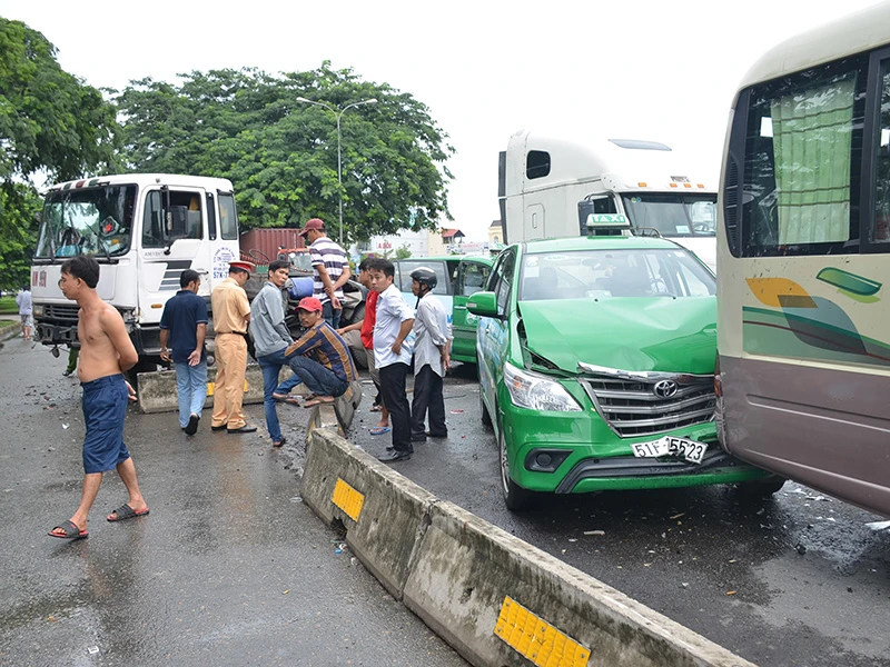 Chiếc xe container lao tông thẳng vào 2 xe taxi đang chờ đèn đỏ đẩy hai phương tiện này lao tới trước 