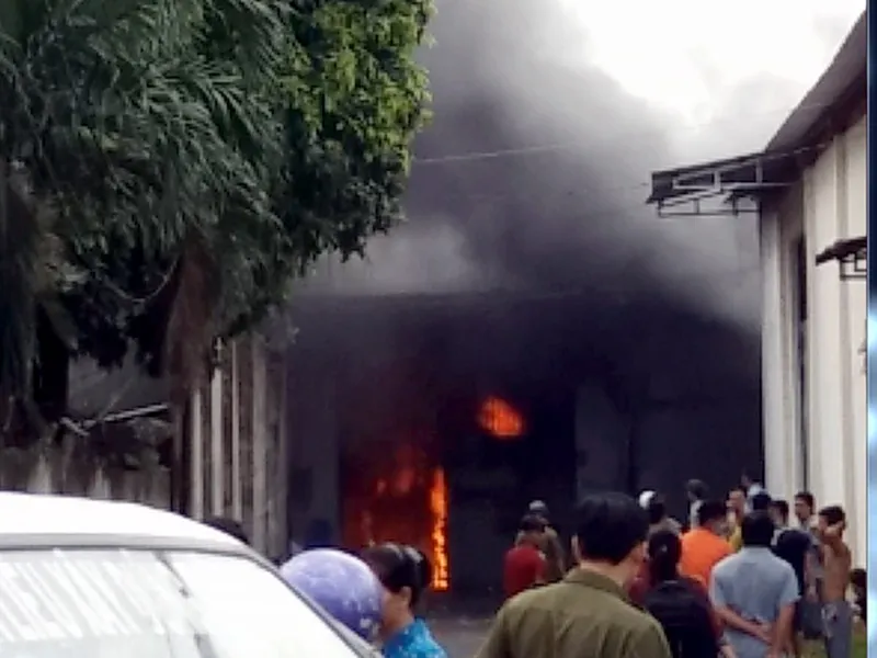 Đám cháy bùng phát tại một công ty dệt ven TP.HCM sáng ngày 3-8