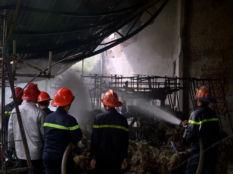 Hàng chục cán bộ chiến sĩ PCCC được huy động đến hiện trường khống chế lửa lớn