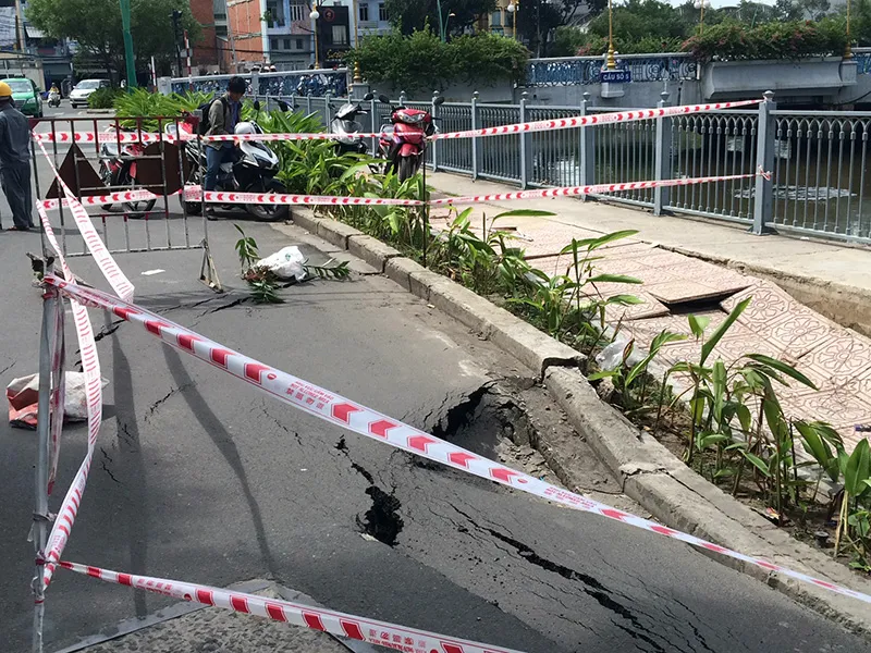 Hố sụt lún xuất hiện trên đường Trường Sa vào ngày 4-8