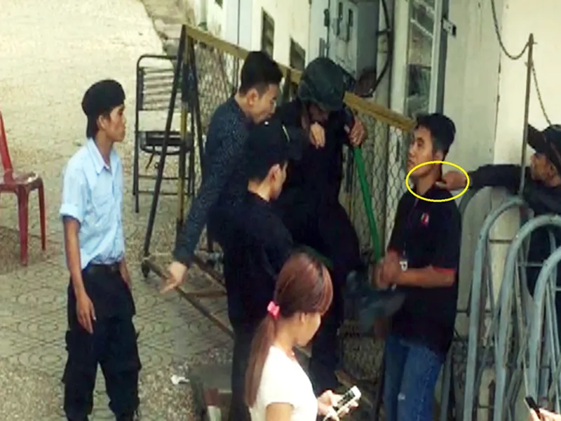 Hình ảnh nhiều người đánh cư dân chung cư 4S được một người dân ghi lại.