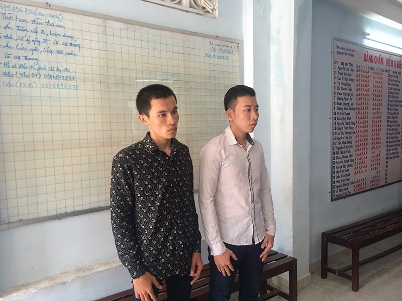 Hai nghi can là Quách Minh Thắng (tự Thắng 2, từng có hai tiền án) và Vi Thế Sơn (tự Bo (bên trái), có một tiền án) tại cơ quan điều tra.