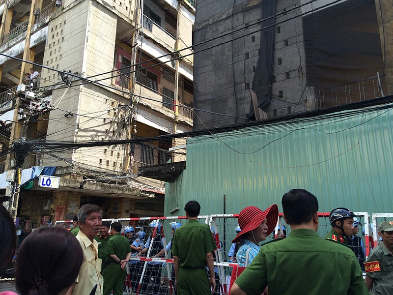 Sáng ngày 10-8, lực lượng chức năng bắt đầu khiển khai công tác tháo dỡ lô D chung cư Cô Giang