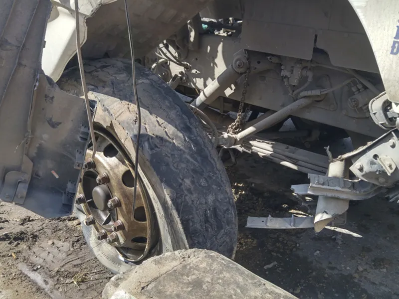 Bánh trước chiếc xe bị nổ, đầu xe cũng hư hỏng nặng 