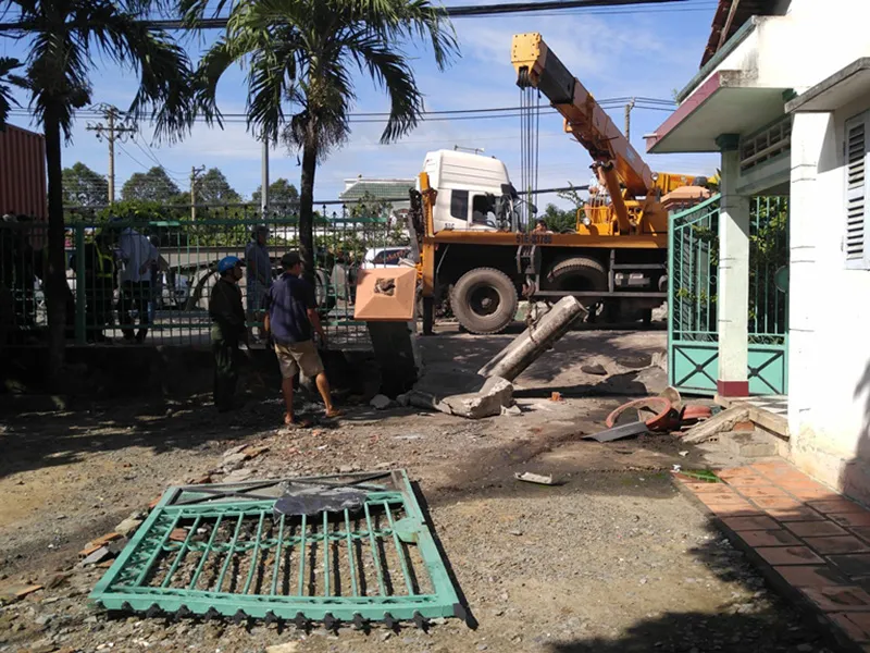 Chiếc xe tông sập cánh cổng của căn nhà mới dừng lại 