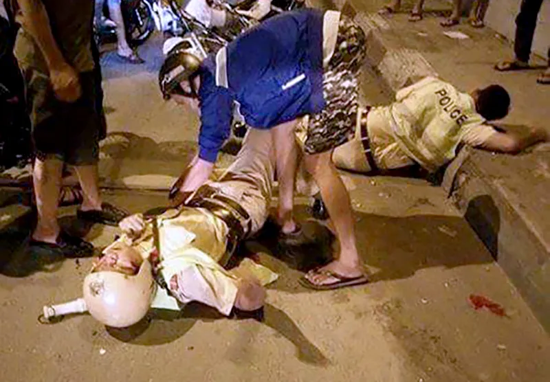 Hai CSGT bị tên cướp đạp ngã trên cầu Nhị Thiên Đường