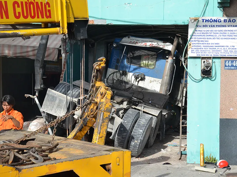 Đầu xe container tông sập tường cùng mái hiên căn nhà 
