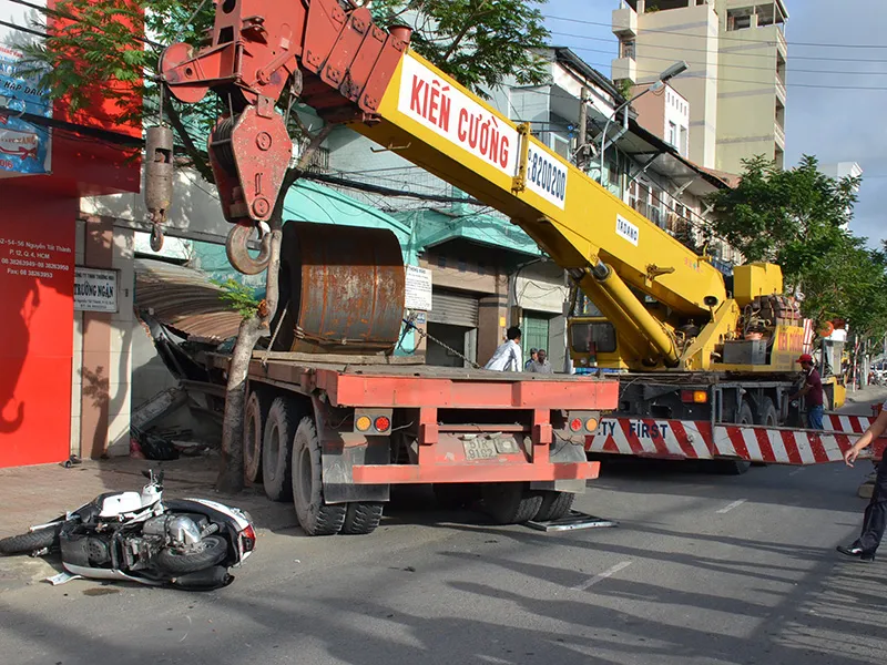 Phương tiện cứu hộ được huy động để di chuyển chiếc xe gây tai nạn 