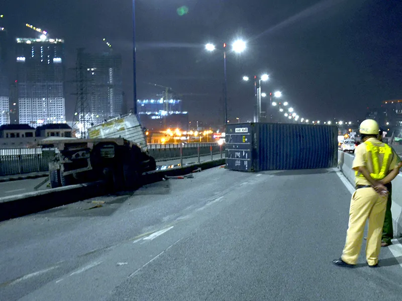 Container rớt bánh, rơi thùng trên cầu Sài Gòn lúc rạng sáng ngày 19-8