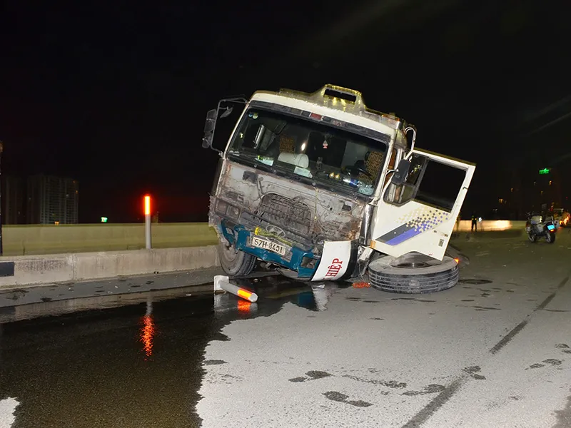 Phần đầu xe hư hỏng nặng sau cú tông 