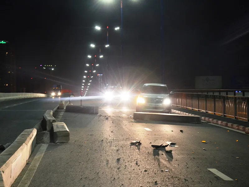 Sự cố khiến việc lưu thông trên cầu Sài Gòn gặp khó khăn 