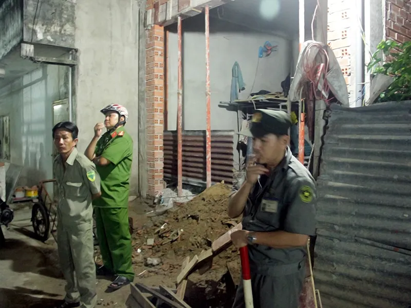 Lực lượng chức năng khám nghiệm hiện trường, điều tra nguyên nhân vụ việc. 