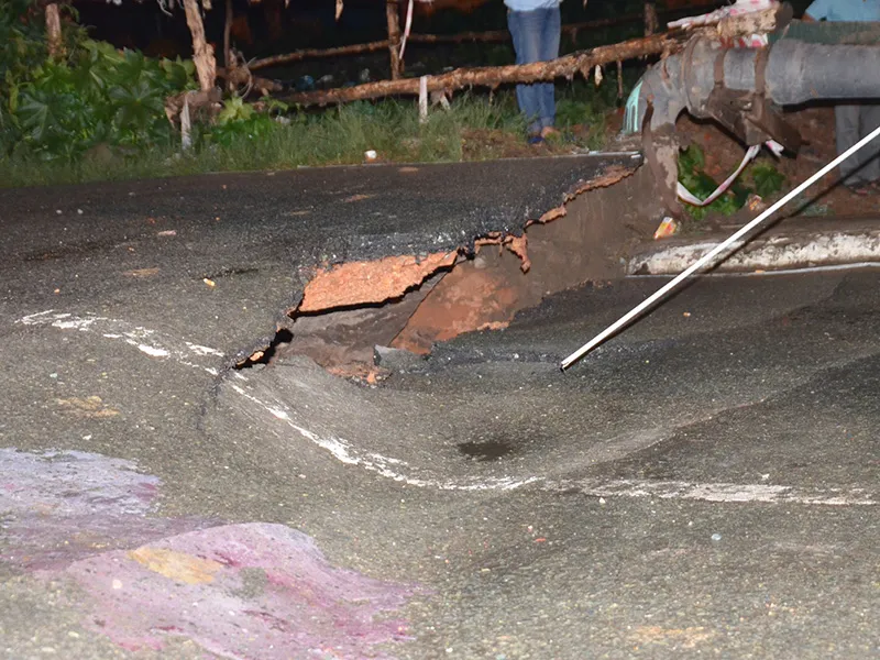 Mố cầu bị sụt tạo ra vết nứt khá lớn trên mặt cầu phần tiếp giáp với mặt đường. 