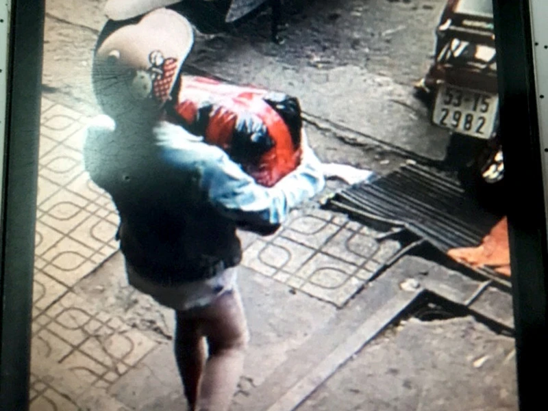 Mẹ đưa con gái 13 tuổi đi trộm cắp tài sản ảnh 2 Con gái Mai đang mang hàng ra khỏi "chành xe" thì bị bắt giữ.