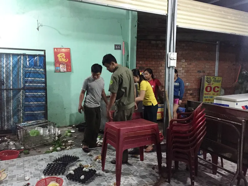 Lực lượng chức năng cũng có mặt bảo vệ hiện trường, điều tra vụ việc. 