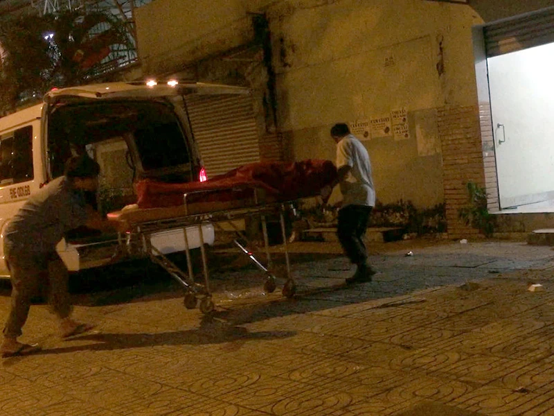 Thi thể người đàn ông được đưa về nhà xác để phục vụ điều tra. 