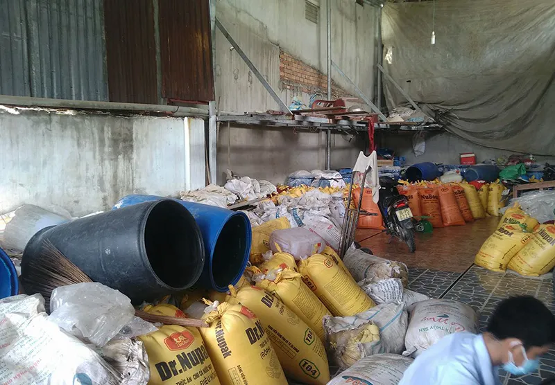 Phát hiện 12 tấn măng ngâm... thuốc nhuộm ở Hóc Môn ảnh 2 Một chủ cơ sở thừa nhận có ngâm măng vào hóa chất tẩy trắng nhằm tạo màu đẹp.