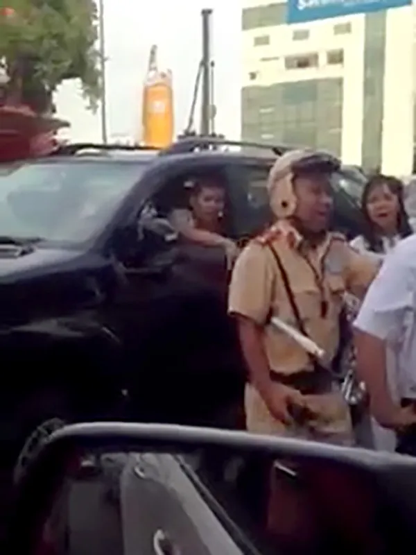 Lực lượng CSGT sau đó đã đến hiện trường giải quyết vụ việc.