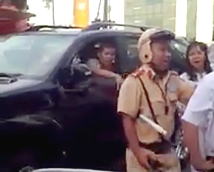 Chiếc xe biển xanh chạy ngược chiều trên đường Nam Kỳ Khởi Nghĩa, gây va chạm giao thông. 