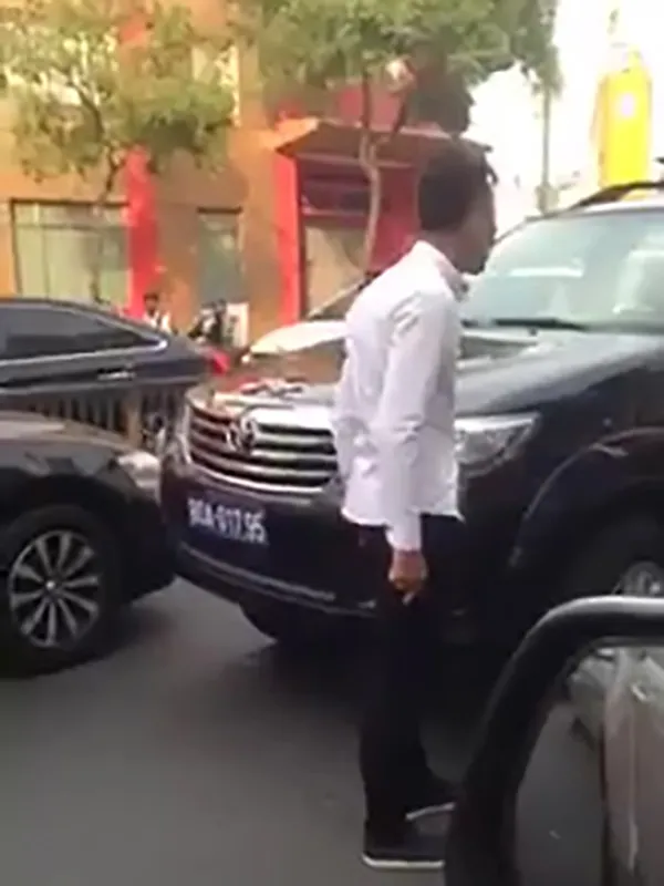 Xe biển xanh 80A... chạy ngược chiều, gây va chạm giao thông tạo nên ùn tắc trên đường Nguyễn Văn Trỗi. 