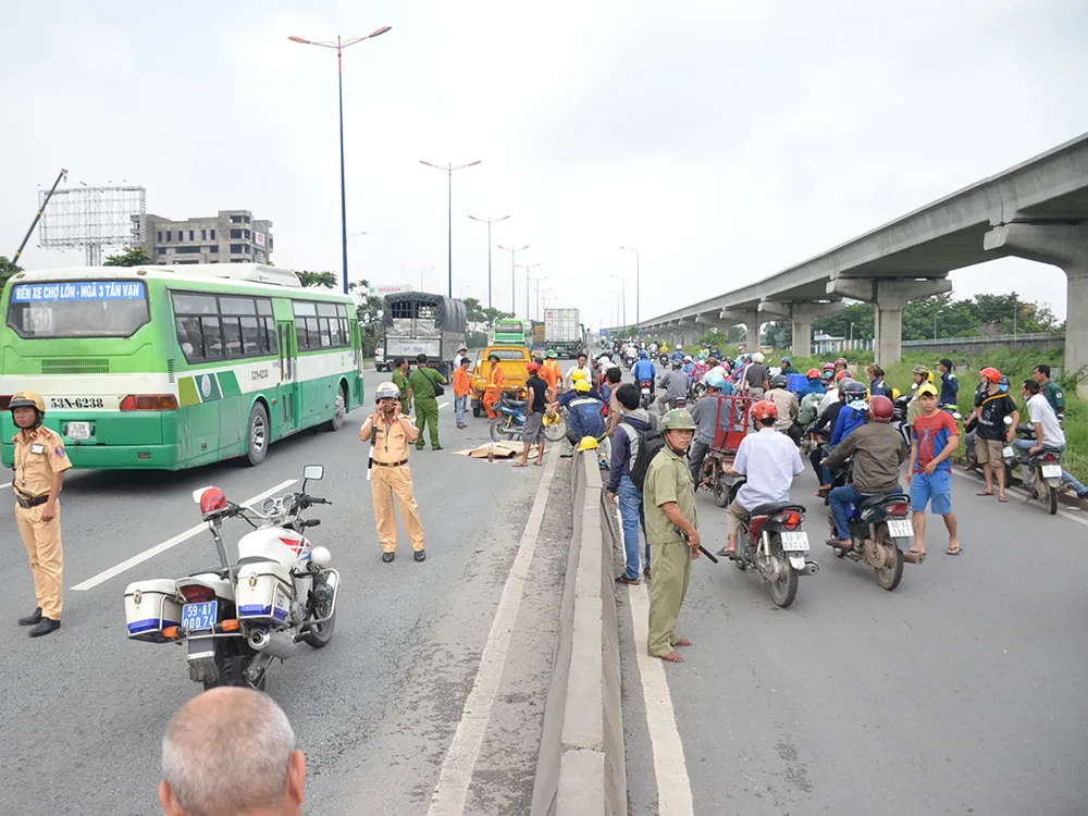 Chạy xe máy vào làn xe ô tô nam thanh niên tử vong
